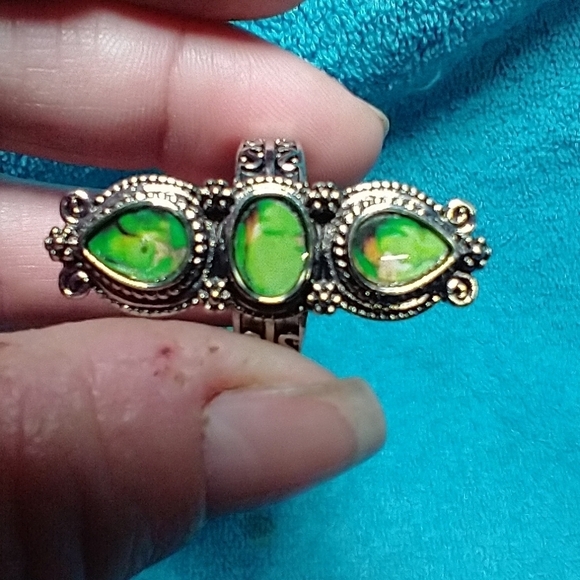Silvertone large green stone decorative intricate ring - Picture 3 of 5